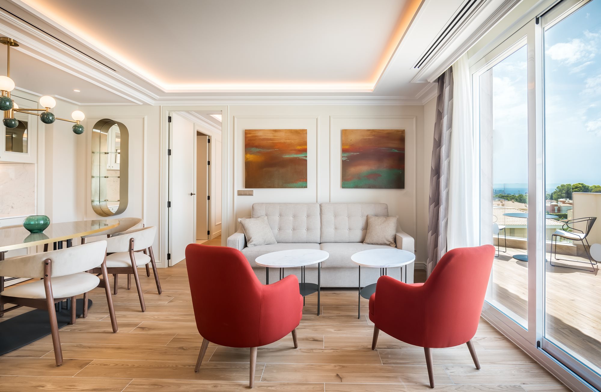 Hall del Hotel Palm Beach Alicante decorado con obra original de The Wall